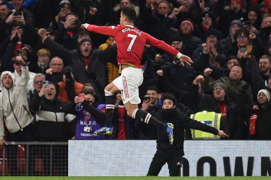 Cristiano Ronaldo festejando su doblete frente al Arsenal en la liga inglesa.