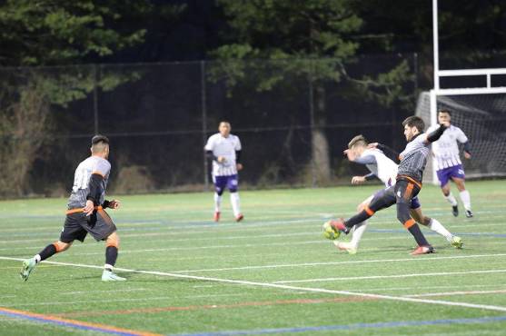 Jugador del Delaware United en disputa de un balón dividido.