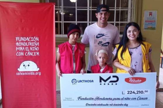 Mauricio Dubón entregó el cheque de 224, 210 lempiras.