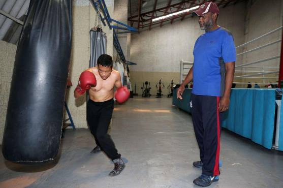 Foto. <b>David Romero</b>. El “Chocolate” Sánchez confía en las enseñanzas de su entrenador Solís, a quien considera su “padre” del boxeo.