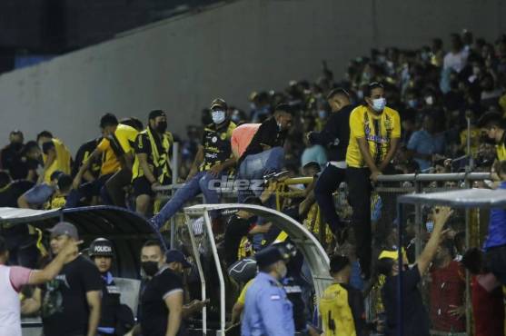 El pánico se sembró en el Morazán y cientos de aficionados ingresaron a la cancha para refugiarse.