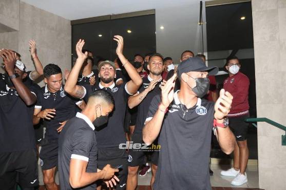 Los jugadores salieron a recibir el calor de su afición a las afueras del hotel de concentración. Foto: Alex Pérez.