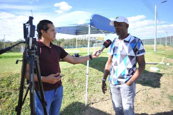Dely Valdés junto al periodista de DIEZ Víctor Bustillo. El entrenador ve a Honduras en el próximo Mundial. FOTO: Marvin Salgado.