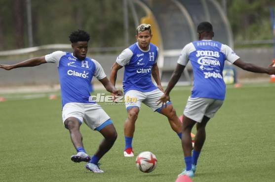 Honduras entrena en cancha sintética ya que es el tipo de césped en el que lo hará en Curazao el 3 de junio que debute en Liga de Naciones. En la imagen Patón Mejía y Maylor Núñez. Foto: Neptalí Romero