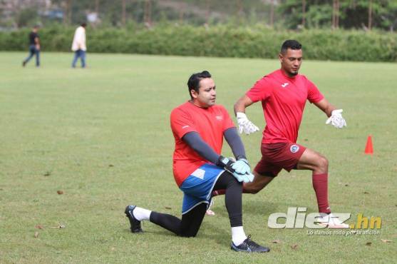 Estiramiento y trabajos con el balón fue lo que prevaleció en la sesión matutina. Saúl Carranza estira con el estelar Marlon Licona. Foto. Andro Rodríguez.
