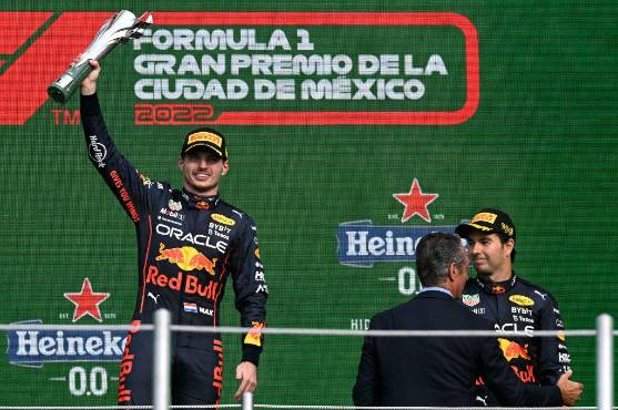 Max Verstappen levantando el trofeo del Gran premio de México.