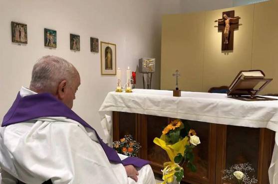 El papa Francisco en la primera fotografía desde su hospitalización.