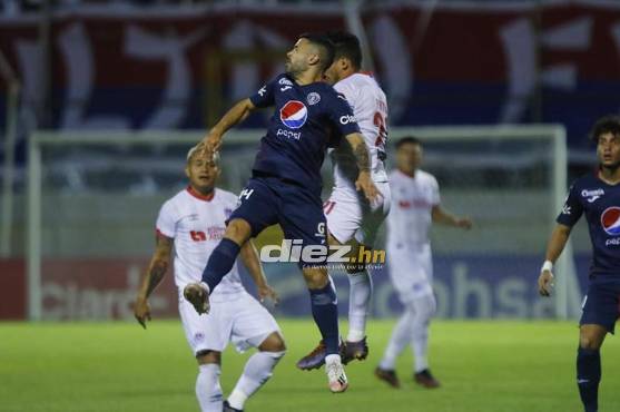 Lucas Baldunciel disputa el balón con José Mario Pinto en el Olimpia-Motagua.
