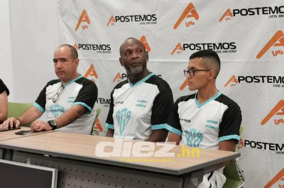 Gerardo Sánchez junto a su entrenador Julian Solis.