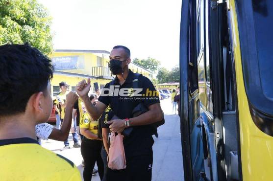 Aficionados del Real España llegaron a despedir a sus jugadores en la sede del club.