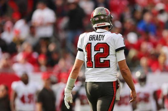 Tom Brady se retira jugando para los Buccaneers.