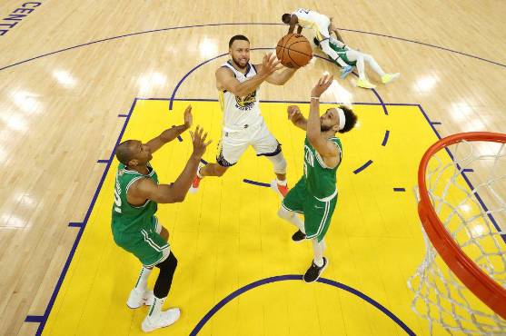 Stephen Curry registró 29 puntos para los Warriors en este triunfo ante Boston.