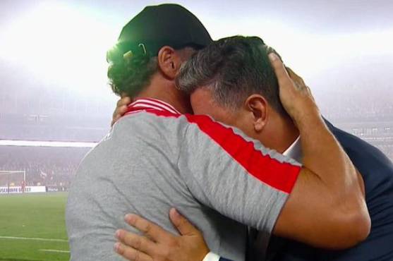 Pedro Troglio y Marcelo Gallardo se “funden” con tremendo abrazo en la previa del partido River vs Instituto