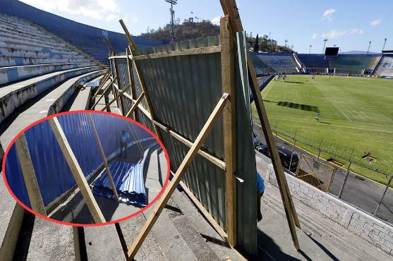 Las autoridades había colocado láminas a la mitad de la gradería pero ahora las corrieron hasta la zona alta para habilitar más aforo.