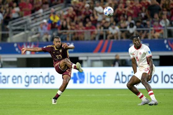 Así le pegó Salomón Rondón para marca un golazo ante Canadá. Foto: AFP