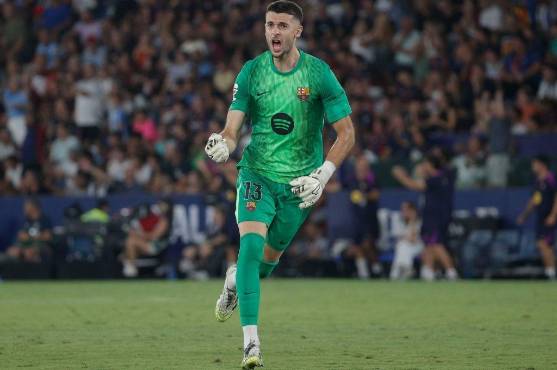 Hansi Flick, ha asegurado que el guardameta Joan García está centrado para disputar este sábado en el RCDE Stadium