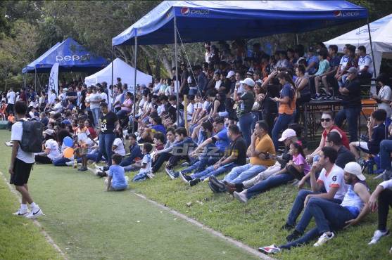Tremendo ambientazo se vivió en la escuela Happy Days. Repleto en sus graderías portatiles. FOTO: Héctor Edú