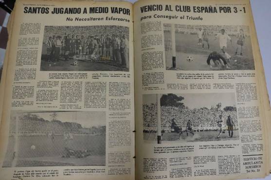 Crónica de La Prensa del Santos 3-1 Real España, amistoso donde jugó Pelé.