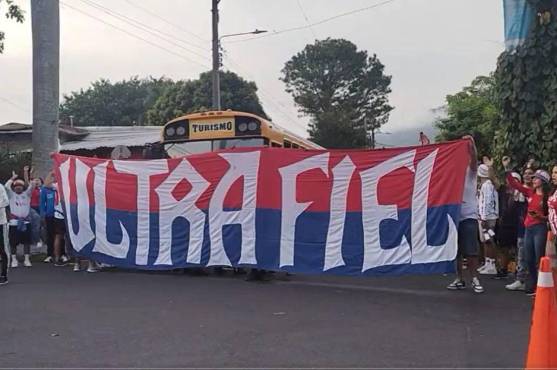 La afición del Olimpia se ha hecho presente al estadio Las Delicias.