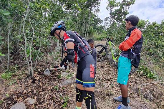 Ciclistas también forman parte del mantenimiento de la ruta de la competencia. FOTO: FENACIH