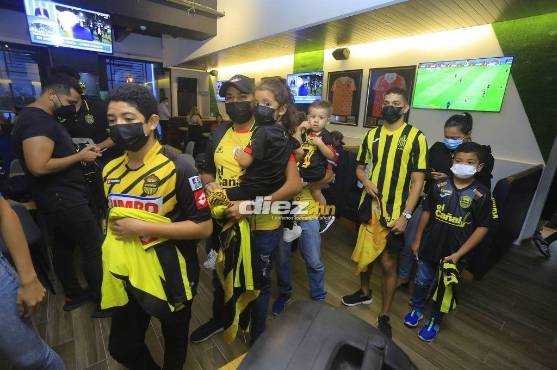 Aficionados de Real España compartieron con los futbolistas. Foto: Moisés Valenzuela.
