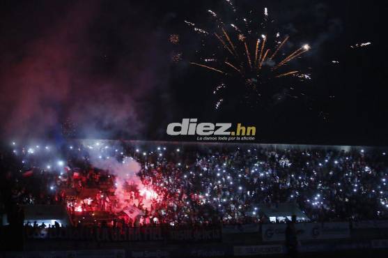 En la parte final del partido se fue la luz en el estadio y el partido se dio por terminado. FOTO: Marvin Salgado.