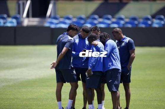 Los jugadores de la selección de Honduras desarrollaron el reconocimiento de cancha. FOTO: Mauricio Ayala.