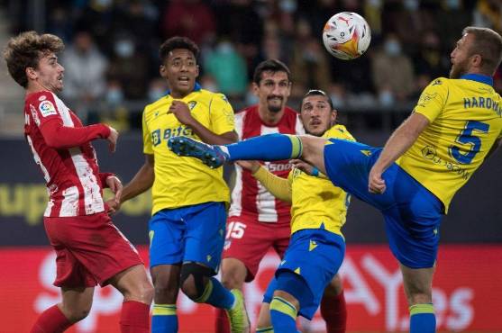 Choco Lozano marcó, pero el Cádiz fue goleado por el Atlético de Madrid en la Liga española