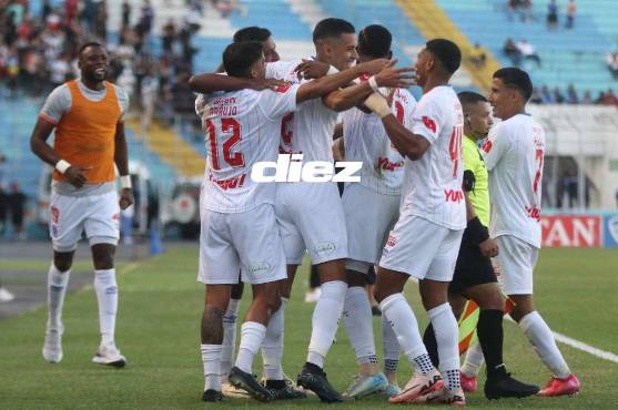 Así celebró Emanuel Hernández su primer gol oficial con la camisa del Olimpia. Foto: David Romero