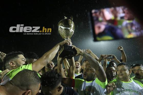 Momento único el que vivieron los jugadores olanchanos al momento de levantar la copa de campeón.