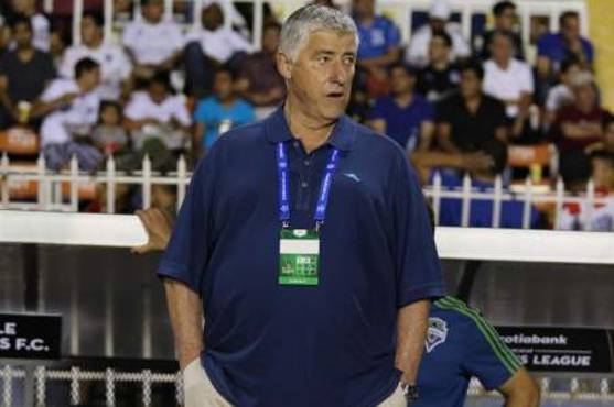 Sigi Schmid murió a los 65 años en Estados Unidos. El entrenador dirigió a Mario Martínez en Seattle Sounders. Esta imagen es en Tegucigalpa cuando enfrentó a Olimpia.