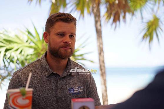 Bush llegó portando la camiseta de su negocio, BSC Sports, empresa que se encarga en mandar jóvenes con becas a Estados Unidos.