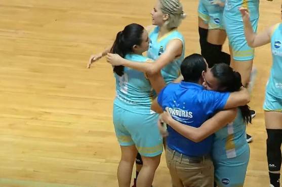 Festejo de las hondureñas en el triunfo ante Panamá.