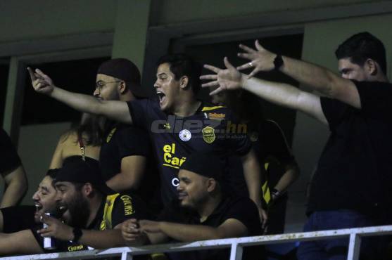 Aficionados de palco incitaron a la violencia a los hinchas de Marathón que estaban debajo de ellos en preferencia.