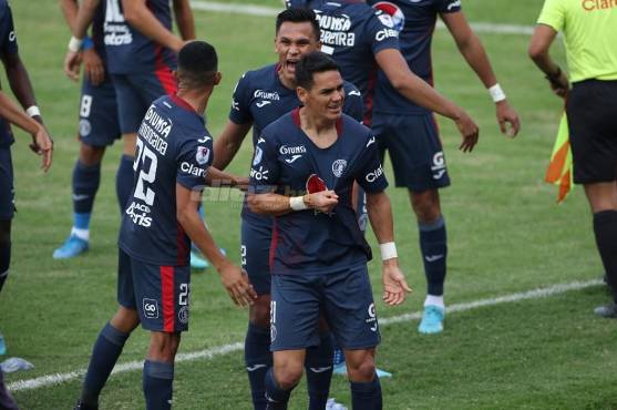¡Cabezazo espléndido! Roberto Moreira adelanta al Motagua en los primeros minutos de la semifinal ante Olimpia