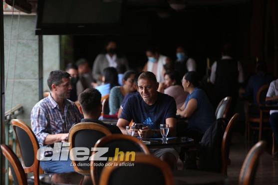 Su primera charla con el Jefe. Momento en que Fabricio Brener recibe instrucciones de Hernán Medina, a la izquierda el representante Julio Parejo.