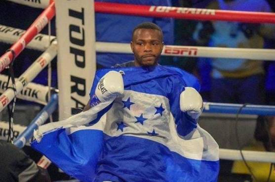 Josec “El Escorpión” Ruiz y en su manos la Bandera de Honduras luego de una de sus victorias en Estados Unidos.