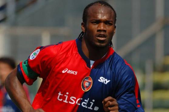 David Suazo marcó 22 goles con el Cagliari de Italia en la temporada 2006/2007.