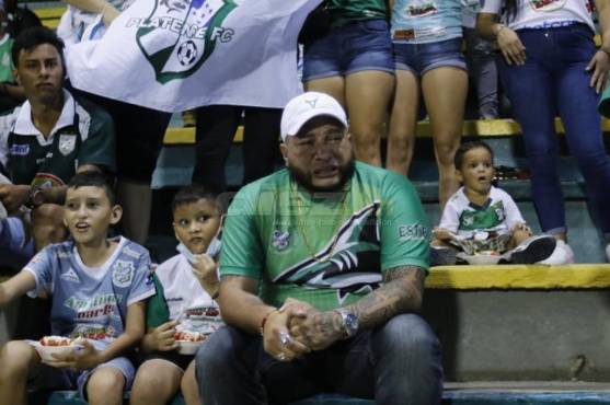 Desgarrador: Aficionado del Platense rompe en llanto desde las gradas previo al último juego del Tiburón en Liga Nacional