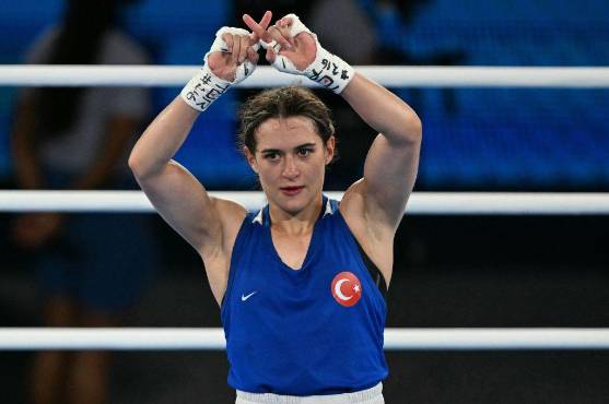 Esra Yildiz Kahraman dice que ella si es una mujer y Lin no. Su gesto polémico está dando de qué hablar. FOTO: AFP