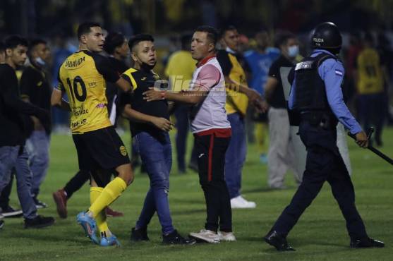 Así se originó la violenta noche en el Morazán: lo que pasó en la caótica pelea de barras del Real España y Marathón
