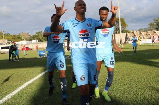 Así celebra sus goles Diego Ledesma, dedicado a su mascota y pareja. Foto Diez: Alex Pérez