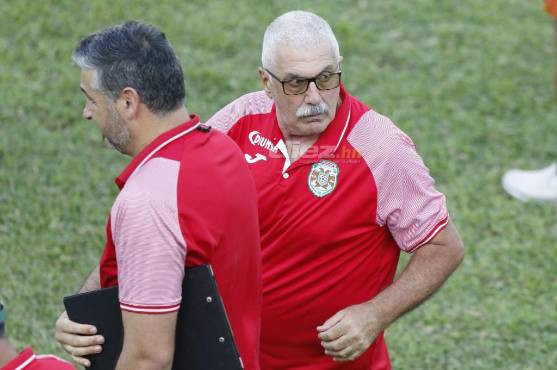 Manuel Keosseián no se ve nada contento...