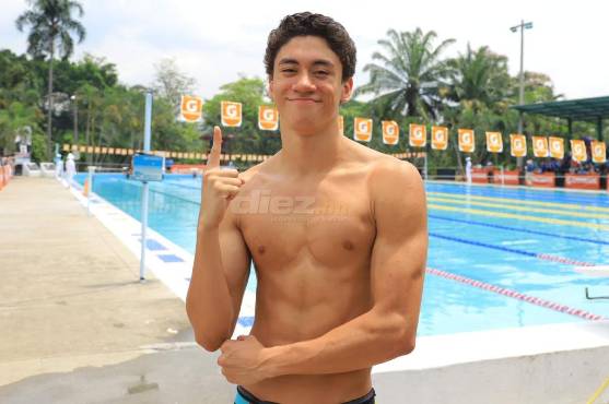 Así posó el chico de 17 años para el lente de DIEZ en la piscina Antonio H. Guillén, casa de los Delfines Sampedranos.