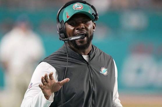 Entrenador Brian Flores dice que “Regla Rooney” de la NFL para minorías es ineficaz