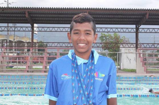 Abraham Flores con sus medallas.