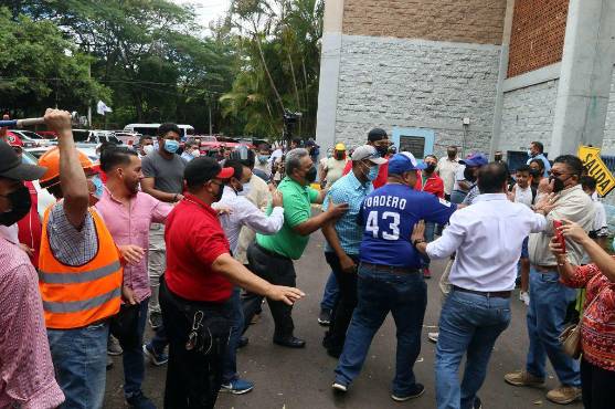 Momentos de tensión se vivieron en el Campo de Pelota “Chochi Sosa” situado en la Villa Olímpica donde Salvador Nasralla tuvo que salir corriendo. Foto: Marvin Salgado.