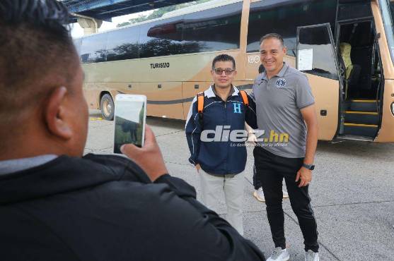 El DT de Motagua se dio tiempo de tomarse fotos con un seguidor del azul. Foto: Estalin Irías