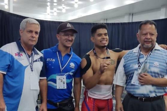 Carlos Hernández junto Juan Carlos Guanche Amador (entrenador), David Mendoza (Entrenador ) y Jorge Geovani Carrasco ( presidente ).