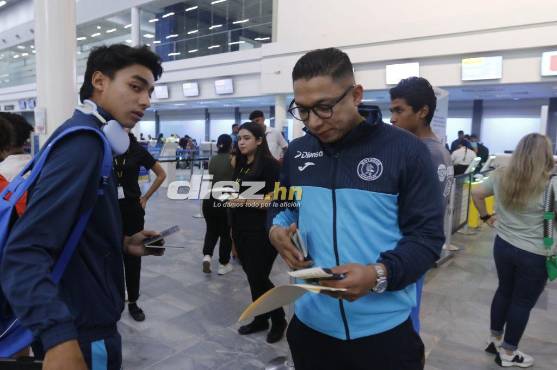 Emilio Izaguirre junto a su hijo, quien viajó a Estados Unidos con el primer equipo de Motagua. Foto: Neptalí Romero